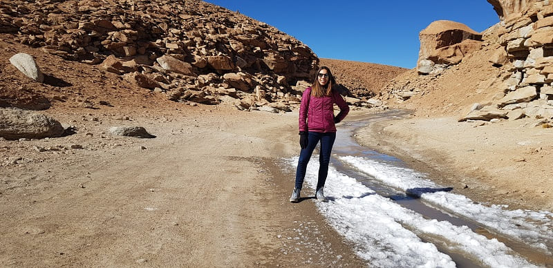 Canon de Las Vizcachas - a pouca água existente fica congelada no meio do deserto